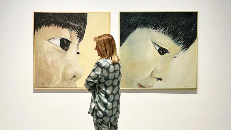 Marta Mariño ante dos de sus obras